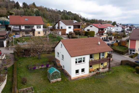 freistehendes-einfamilienhaus-mit-wunderschoenem-panoramablick-und-sehr-grossem-grundstueck 