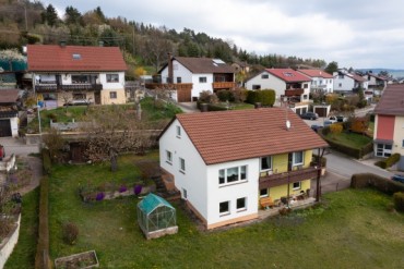 BEREITS VERKAUFT/VERMIETET Freistehendes Einfamilienhaus mit wunderschönem  Panoramablick und sehr großem Grundstück!