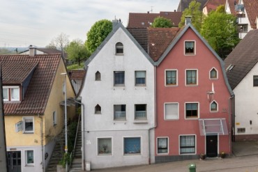 BEREITS VERKAUFT/VERMIETET Doppelhaushälfte mit schönem Grundstück und  zentraler Lage von Ingersheim!