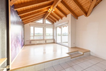 HELLE 3,5-ZIMMER-WOHNUNG mit Einbauküche und Außenstellplatz HELLE 3,5-ZIMMER-WOHNUNG mit Einbauküche und Außenstellplatz